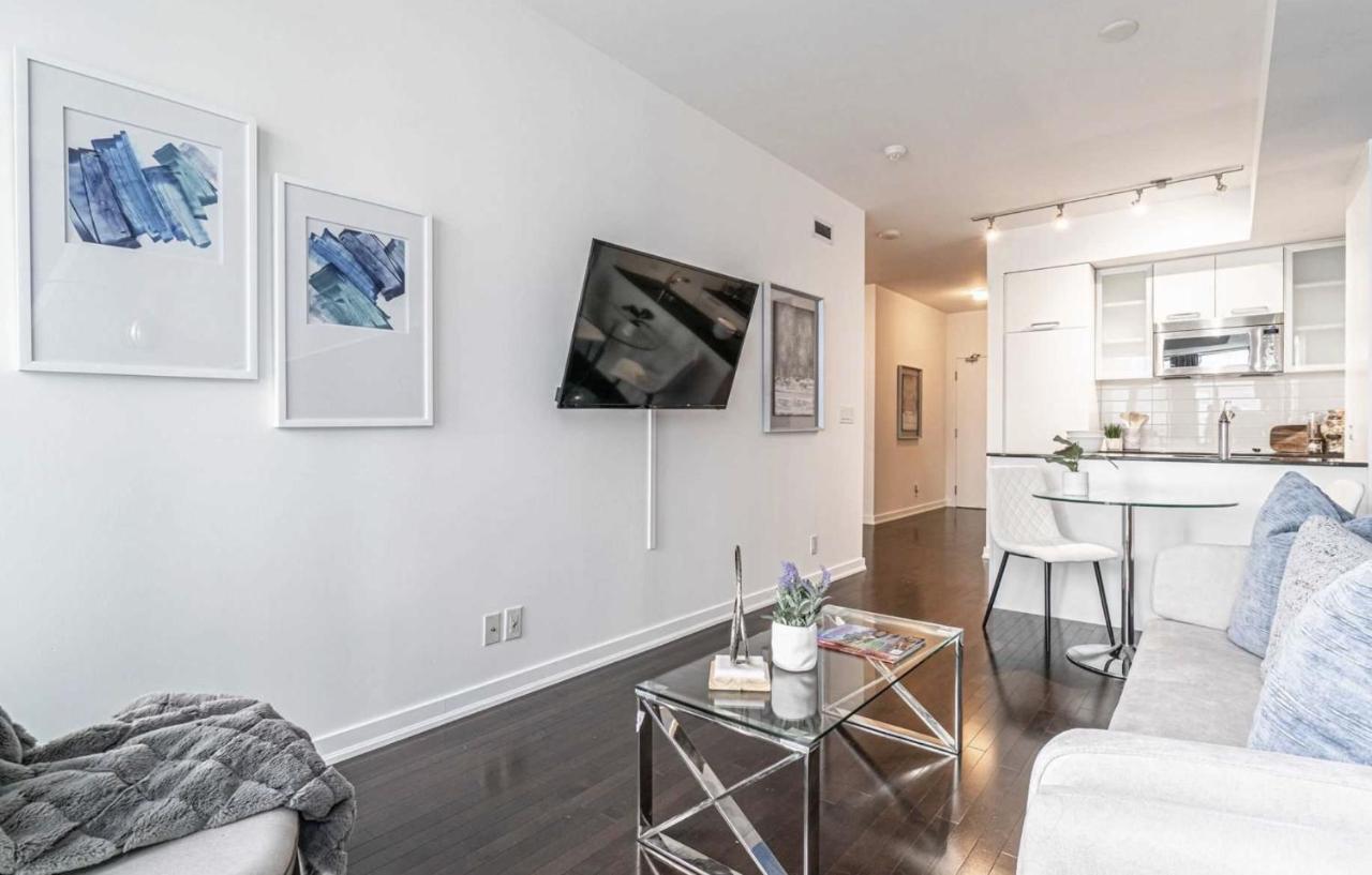 Central Condo In The Heart Of Торонто Екстериор снимка