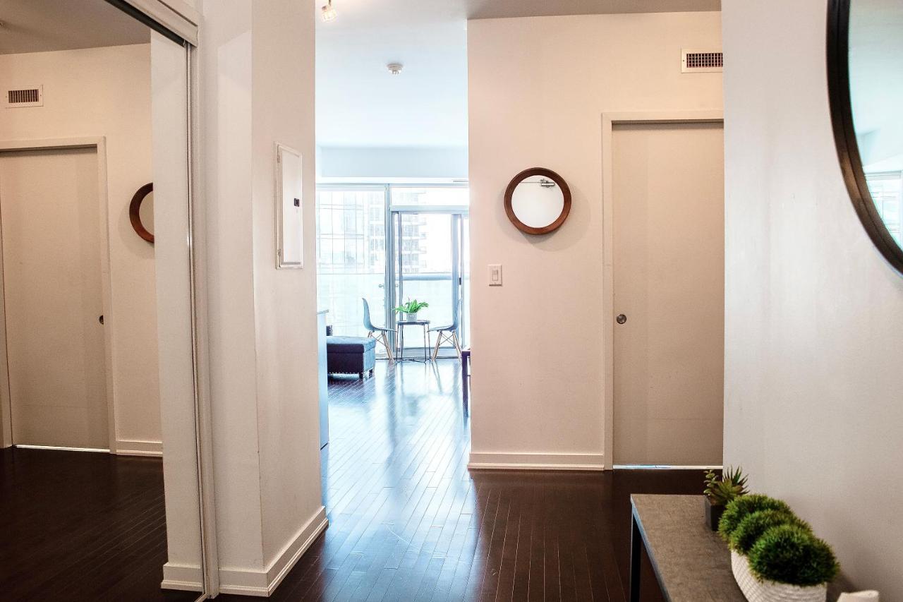 Central Condo In The Heart Of Торонто Екстериор снимка