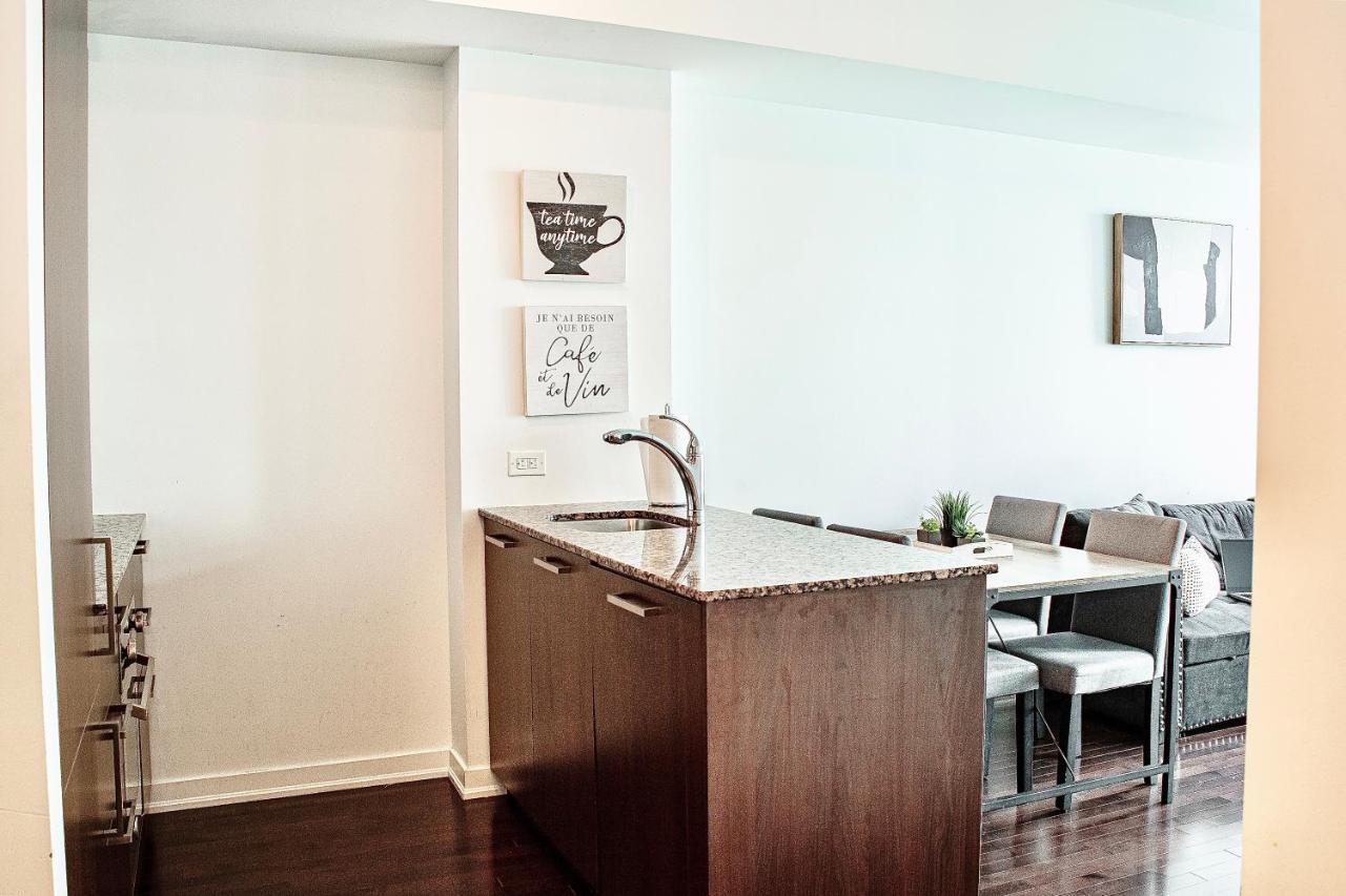 Central Condo In The Heart Of Торонто Екстериор снимка