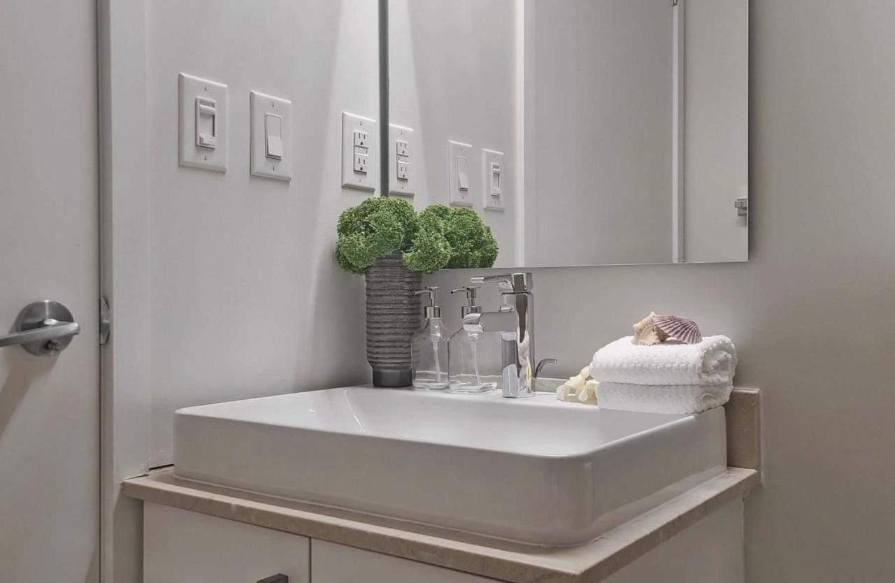 Central Condo In The Heart Of Торонто Екстериор снимка